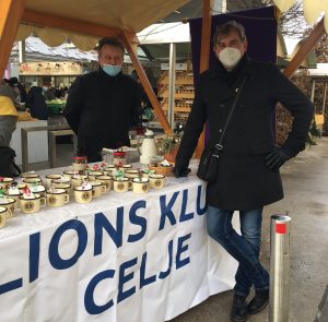 Tradicionalna Božična stojnica Lions kluba Celje Mozaik na celjski tržnici v soboto, 18.12.2021, je znova dokazala, da so Celjanke in Celjani tudi v težkih časih pripravljeni odpreti svoja srca za dober namen in ostati najbolj zvesti in najmočnejši podporniki naših dobrodelnih akcij. Poleg škatel in kozarcev »jelenčkov«, napolnjenih z domačimi piškoti in pecivom naših članic, so letošnjo ponudbo na stojnici dopolnili še pekovski in kvačkani izdelki članic skupine za socialno aktivacijo albansko govorečih žensk, ki so se povezale z nami v želji, da tudi one prispevajo za dober namen.