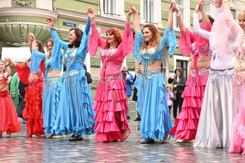 Vzdušje na festivalu so popestrile plesalke Orientalske plesne skupine Sayydah.