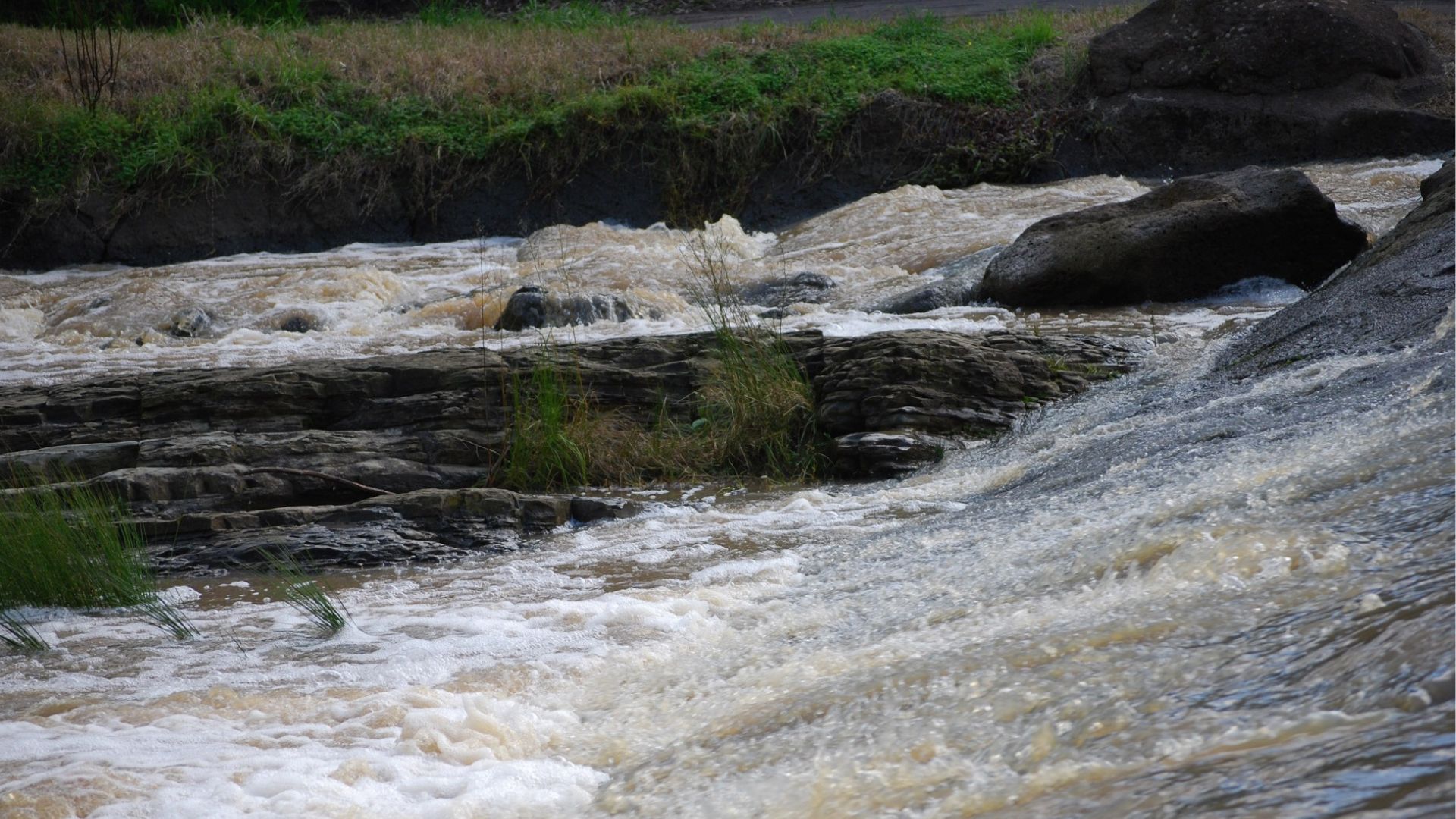 Poplave  –  pomagamo