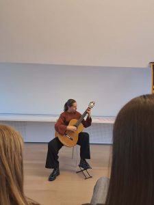 kitaristka Iza Kočevar