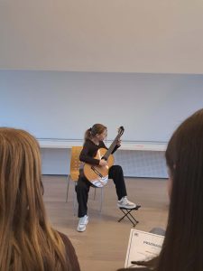 kitaristka Eva Mlakar