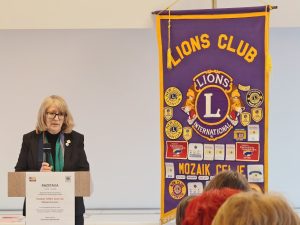 Darja Štiherl, vodja projekta  Plakat miru v Lions klubi Celje Mozaik