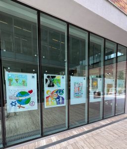 Razstava je na oknih osrednje knjižnice Celje