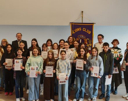 Plakat miru risali v kar sedmih OŠ v Celju