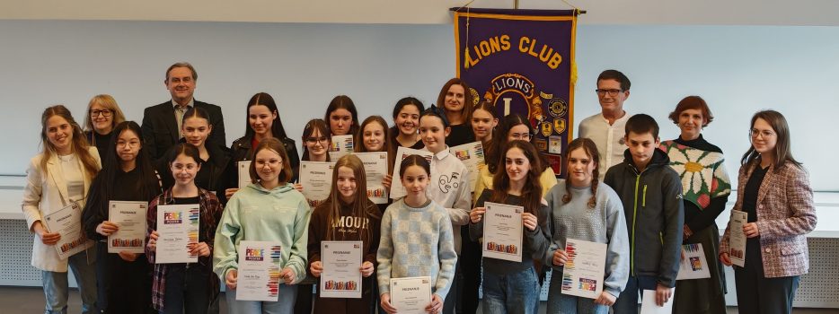 Plakat miru risali v kar sedmih OŠ v Celju